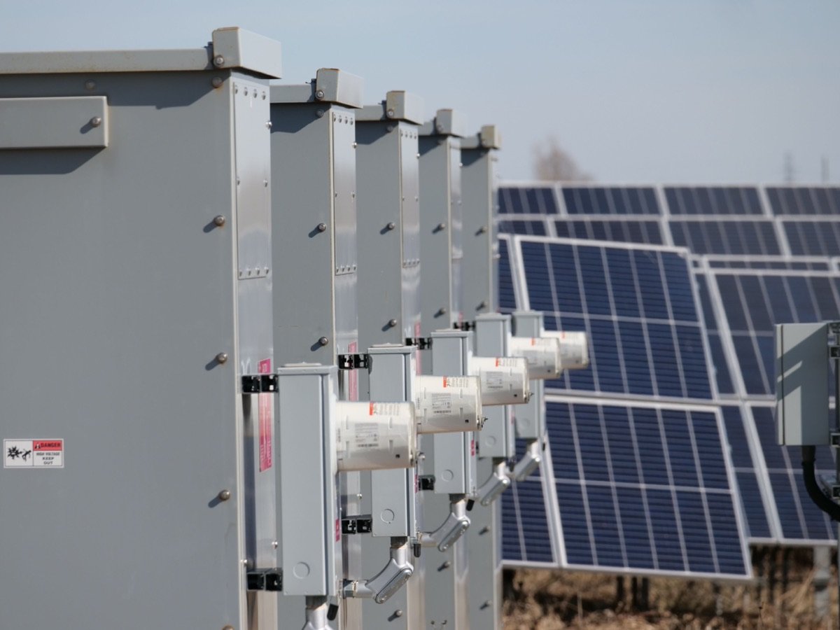 Sistema de almacenamiento de energía con baterías (BESS) junto a una planta solar