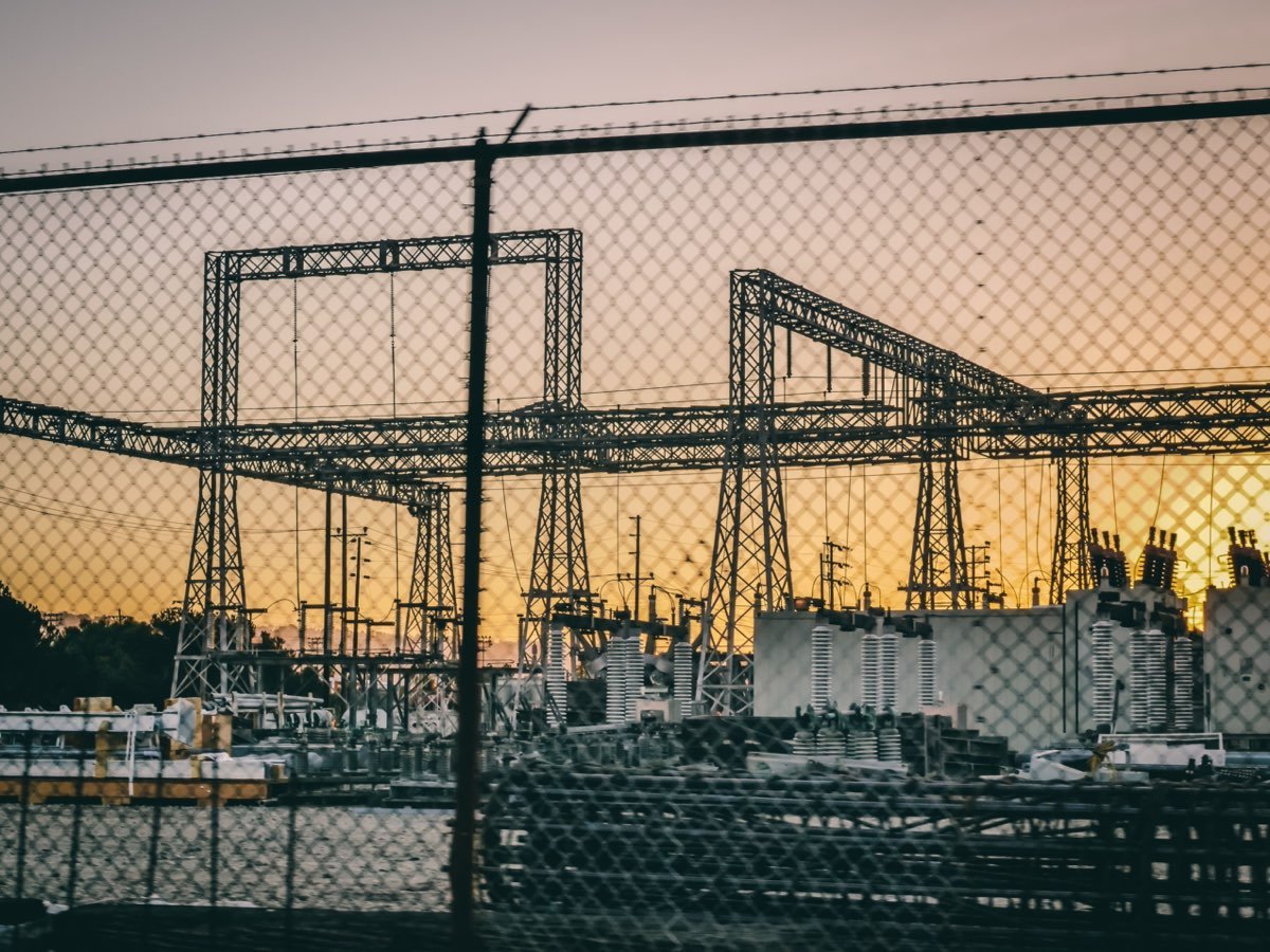 Subestación eléctrica con estructuras de alta tensión al atardecer