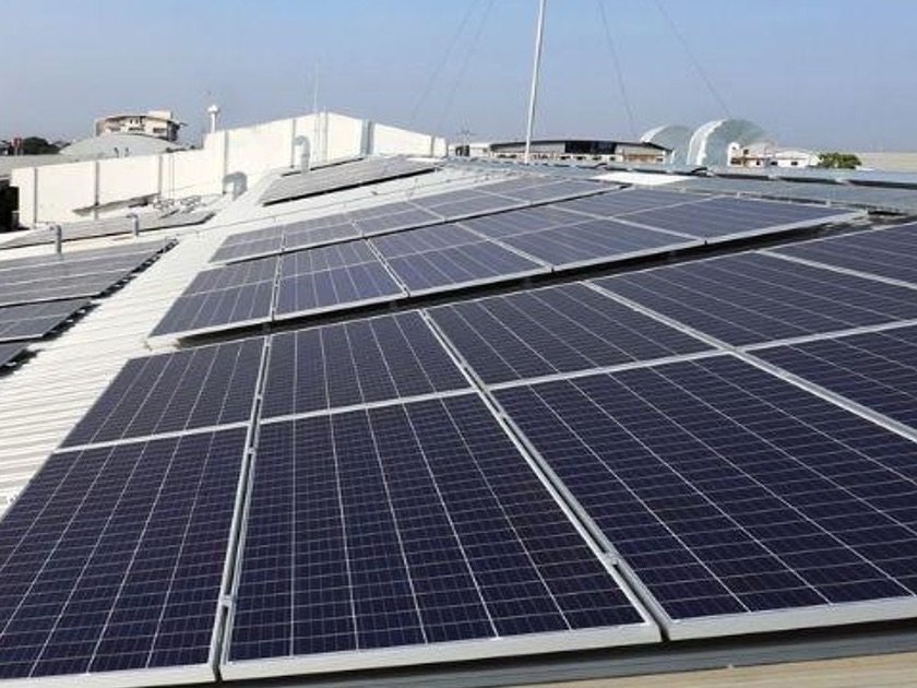 Paneles solares instalados en el techo de Dexthi