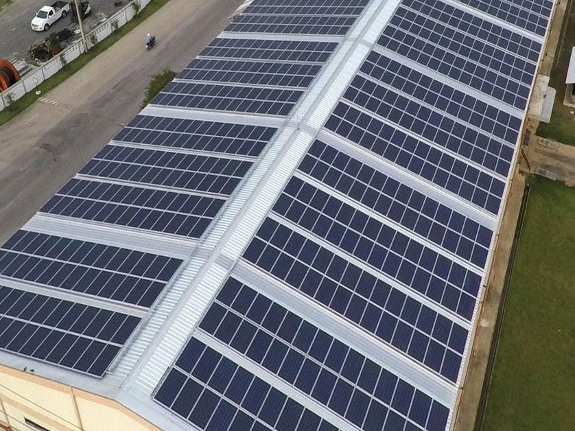 Techo industrial de El Molino cubierto con paneles solares