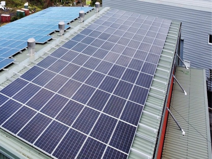 Paneles solares en el techo de una planta de la industria de bebidas
