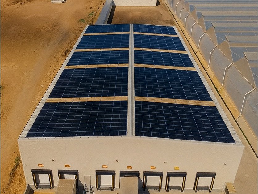 Nave industrial de IOT Zone con paneles solares en el techo