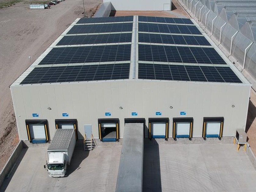 Nave industrial en Querétaro con paneles solares en el techo